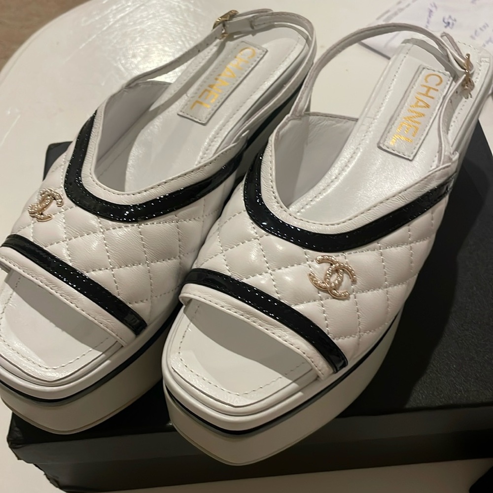 White sandal ￼